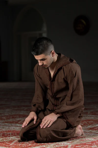 Muslim betet in der Moschee — Stockfoto