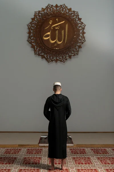 Musulman priant dans la mosquée — Photo