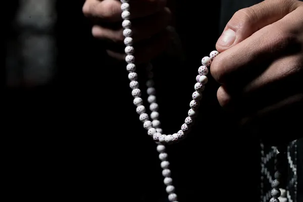 Utilisation de perles de chapelet dans les mains — Photo