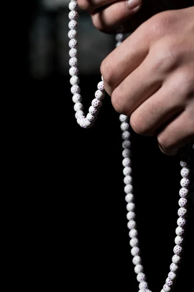 Junger muslimischer Mann mit Rosenkranz betet — Stockfoto