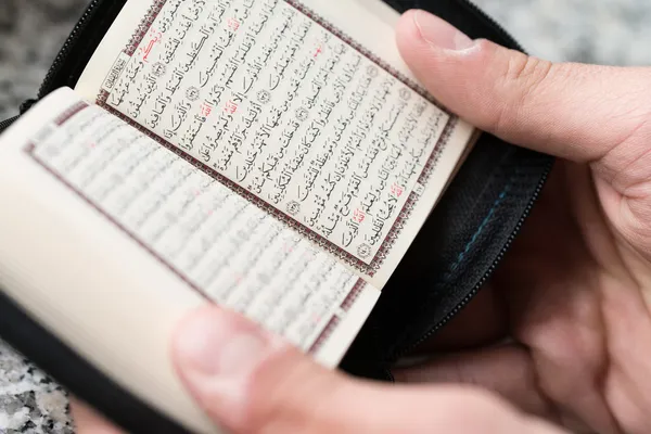 Närbild muslimsk man läsa Koranen — Stockfoto