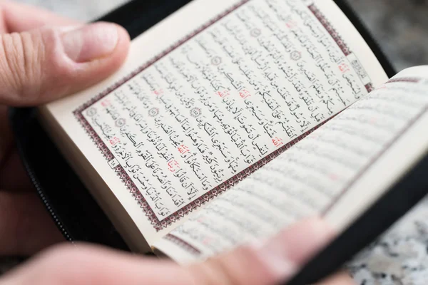 Primer plano Lectura musulmana masculina Corán — Foto de Stock