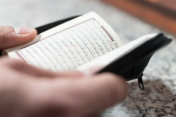 Primo piano musulmano Lettura del Corano — Foto Stock