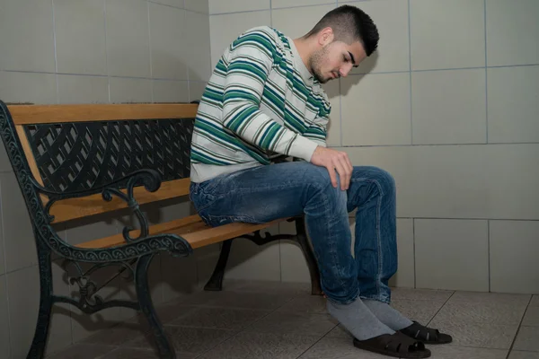 Joven hombre que se prepara para tomar Ablution — Foto de Stock