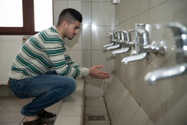 Jeune homme se préparant à prendre l'ablution — Photo