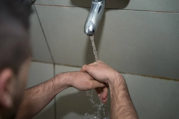 Cérémonie de rite religieux islamique de lavage des mains par ablution — Photo