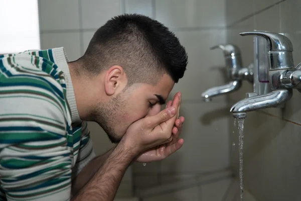 Cérémonie de rite religieux islamique de lavage du visage par ablution — Photo