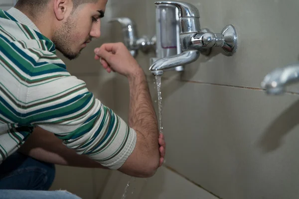 Iszlám vallási szertartás szertartás a mosdás kézi mosás — Stock Fotó