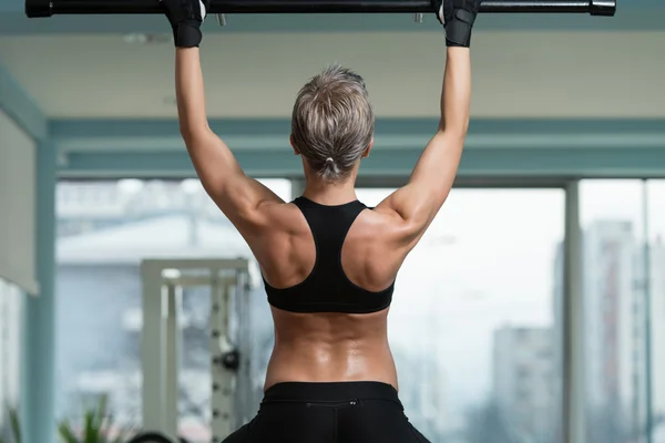 Hembra atleta haciendo tirón Ups — Foto de Stock