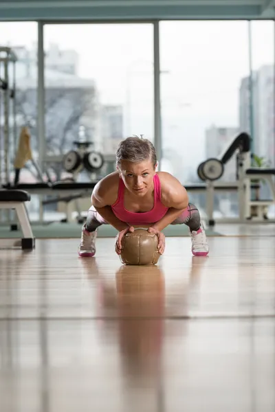 Push-ups en Bola de Medicina — Foto de Stock