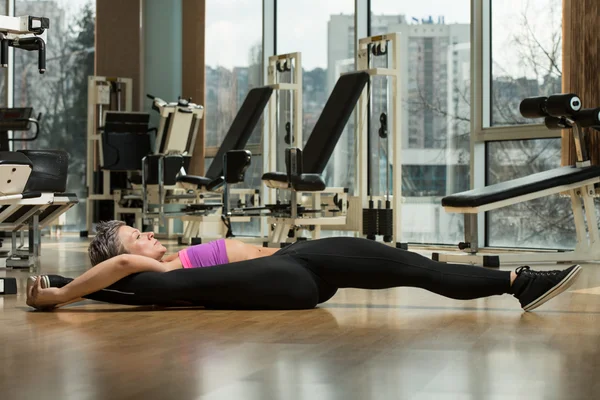 Ung kvinna gör stretching motion — Stockfoto