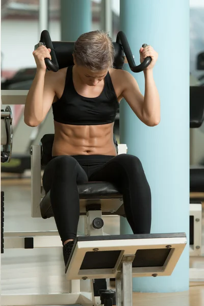 Привлекательная спортсменка-атлет, выполняющая упражнения для мышц живота — стоковое фото