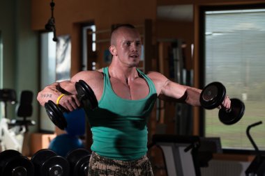 vücut geliştirmeci halter halter ile