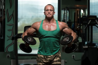 Omuzlar dumbbell lateral raise için egzersiz