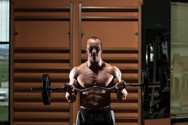 performans pazı vücut geliştirmeci bir barbell ile bukleler