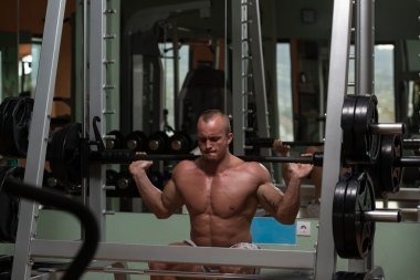 bacaklar için egzersiz halter gerçekleştirme delikanlı ağız kavgası