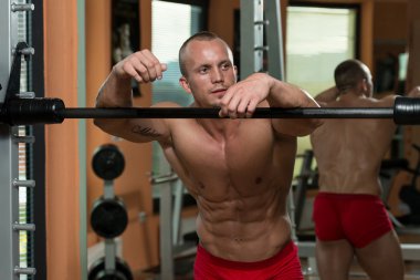 sağlık kulübünde istirahat sağlıklı genç adam