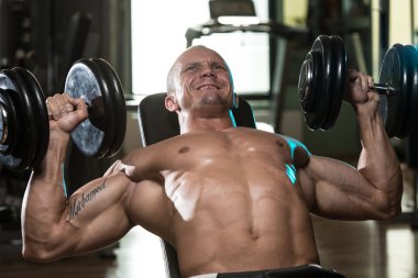 Dumbbell Incline bench press egzersiz yapan erkek