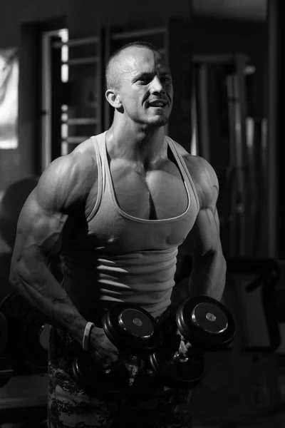 Bodybuilding axel tränar med hantlar — Stockfoto