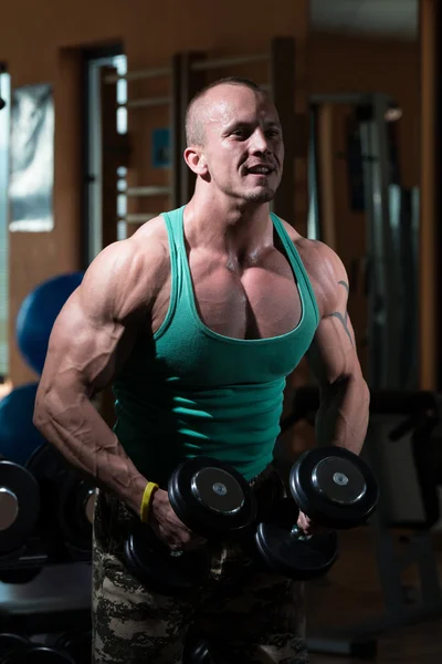 Bodybuilder gewicht tillen met dumbbell — Stockfoto