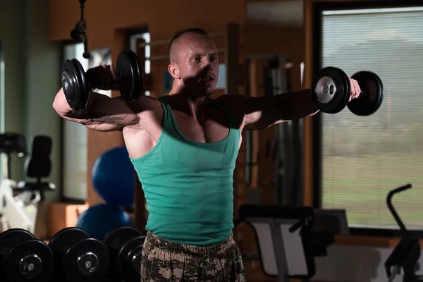 Esercizio per le spalle Dumbbell alzata laterale — Foto Stock