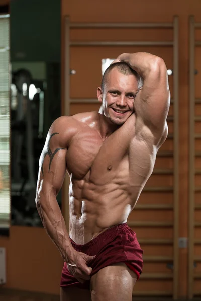 Retrato de um jovem musculoso fisicamente apto — Fotografia de Stock