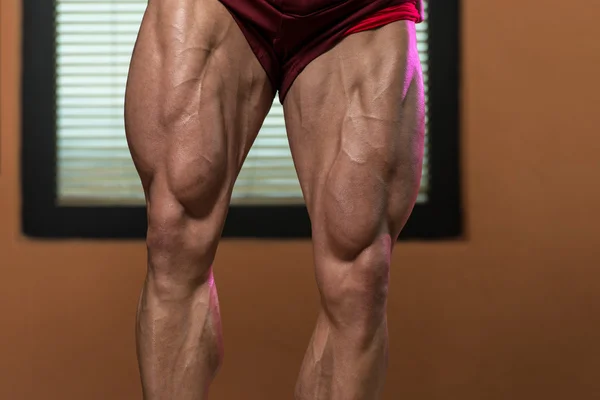 Närbild av kroppsbyggare ben redo för tävlingsidrott — Stockfoto