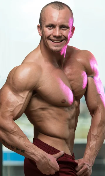 Bodybuilder Performing Quarter Turn Right Pose — Stock Photo, Image