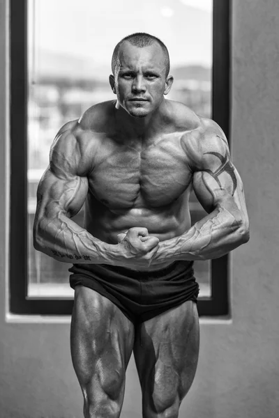 Bodybuilder in muskulöser Pose — Stockfoto