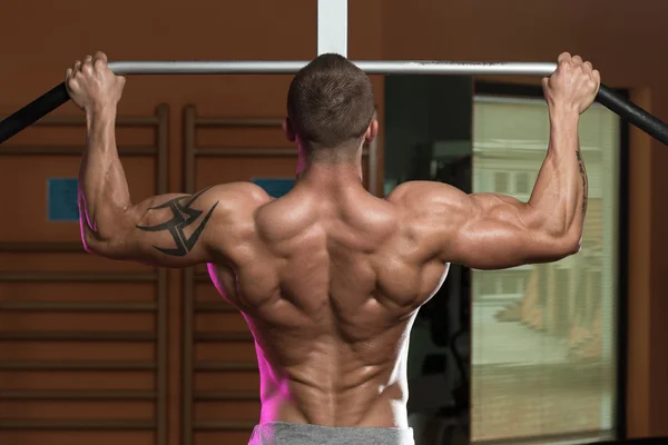 Vücut geliştirmeci Pull ups en iyi sırt egzersizleri yapıyor — Stok fotoğraf