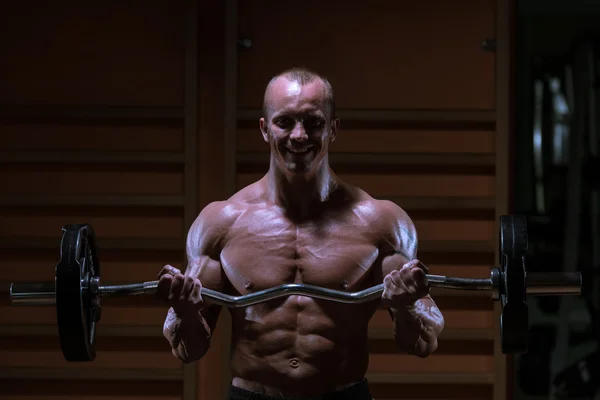 Hombre muscular ejercitando bíceps —  Fotos de Stock