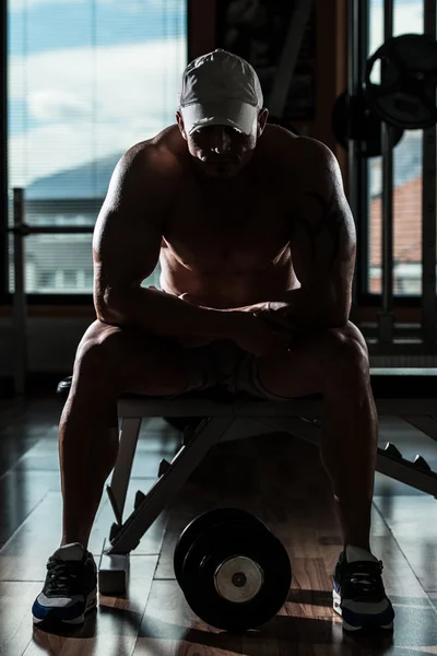 Gesunder junger Mann ruht sich in Fitnessstudio aus — Stockfoto