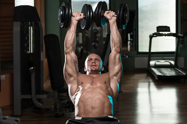 Uomo che fa Dumbbell Incline Bench Press Workout — Foto Stock