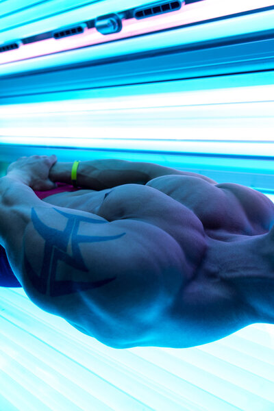 Крупный план человека, проходящего процедуру красоты в солярии
