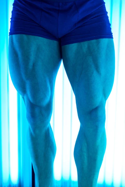 Perfekte Beine im Solarium im Schönheitssalon — Stockfoto
