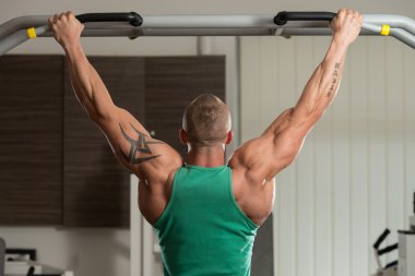 vücut geliştirmeci Pull ups en iyi sırt egzersizleri yapıyor