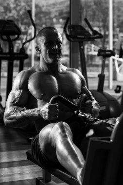 sağlıklı bir insan için geri egzersiz yaparak