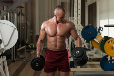 çalışma dışarı bir sağlık kulübünde pazı vücut geliştirmeci