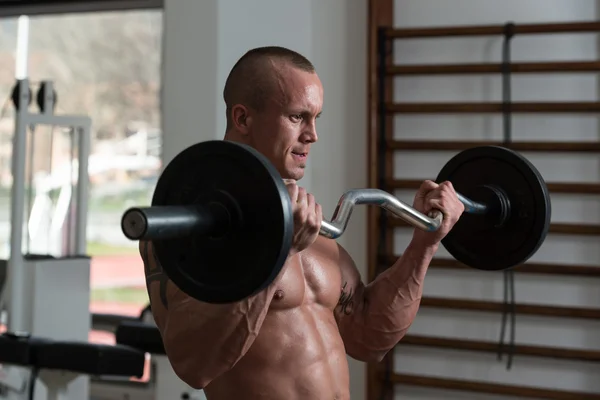 Bodybuilder travail sur biceps — Photo