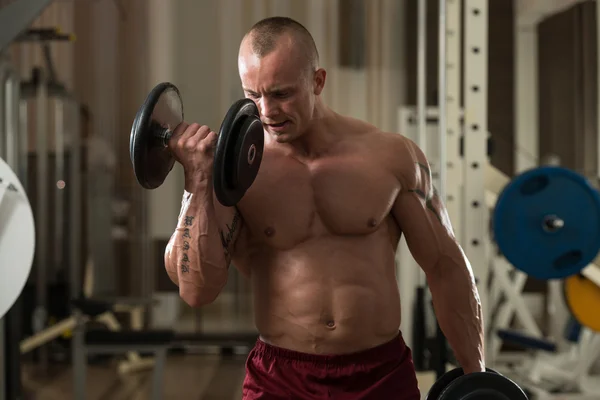 Bodybuilder travailler biceps dans un club de santé — Photo