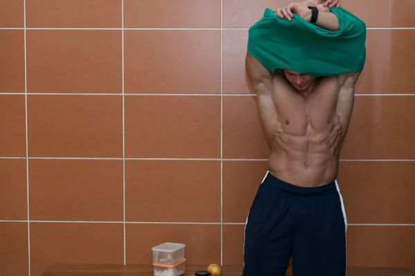Bodybuilder in kleedkamer - uitkleden zijn kleding — Stockfoto