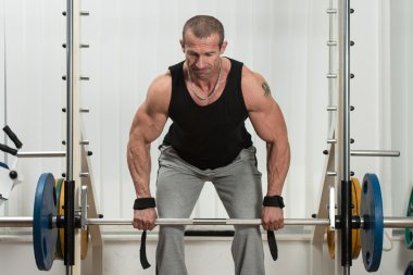 geri için ağır egzersiz yaparak vücut geliştirmeci