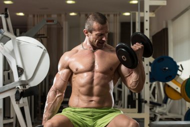 pazı dumbbells ile egzersiz vücut geliştirmeci