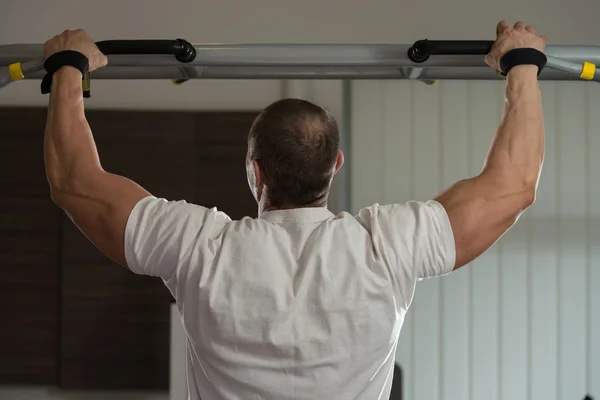 Manliga idrottare gör pull ups — Stockfoto