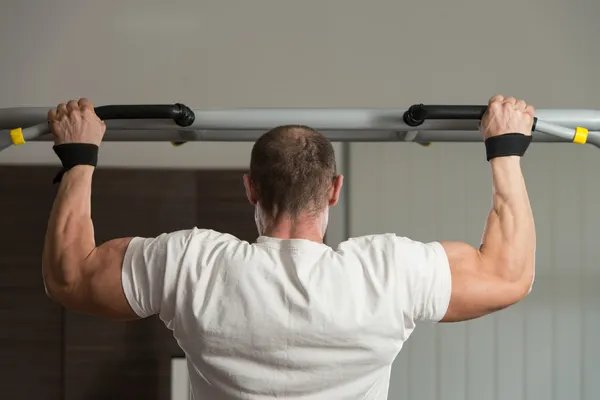 Bodybuilder doen pull ups beste terug oefeningen — Stockfoto