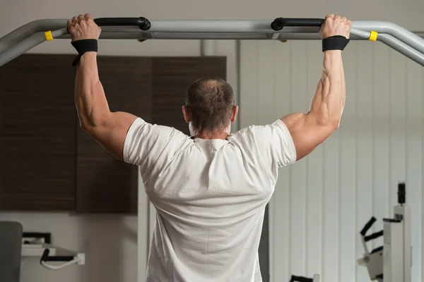 Male Athlete Doing Pull Ups — Stock Photo, Image