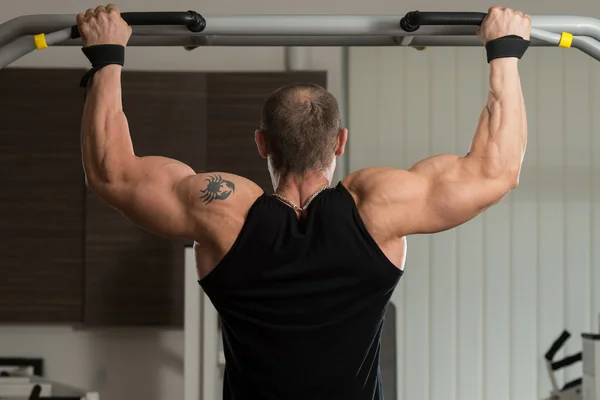 Male Athlete Doing Pull Ups — Stock Photo, Image