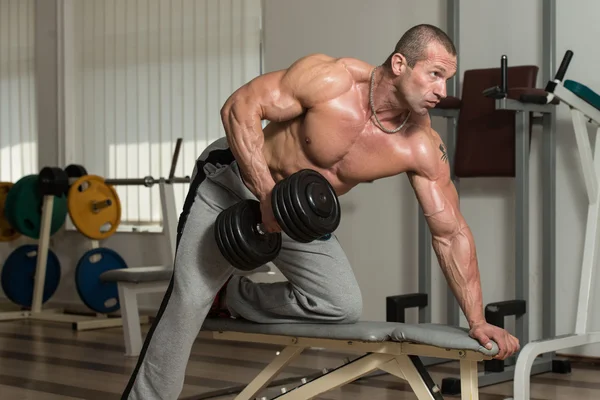 Hombre saludable haciendo ejercicio de peso pesado para la espalda — Foto de Stock