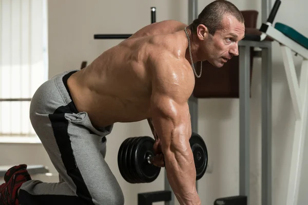 Hombre sano haciendo ejercicio para la espalda — Foto de Stock
