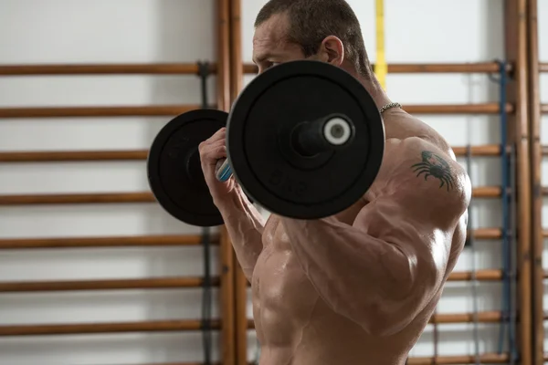 Jonge man doen oefening voor biceps — Stockfoto